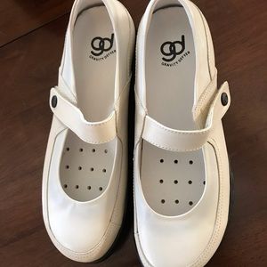 White Gravity Defyer comfort shoes
